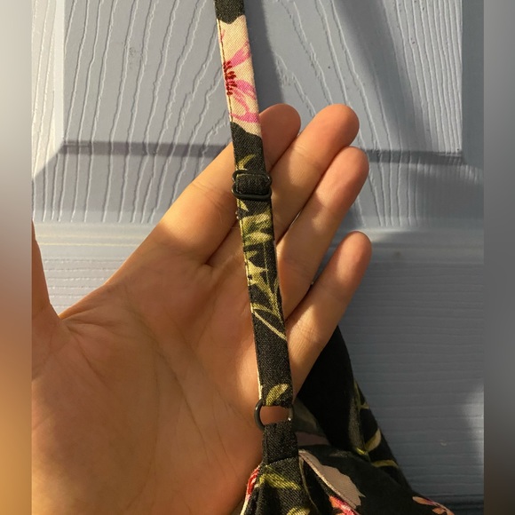 Old navy cami - Picture 4 of 6